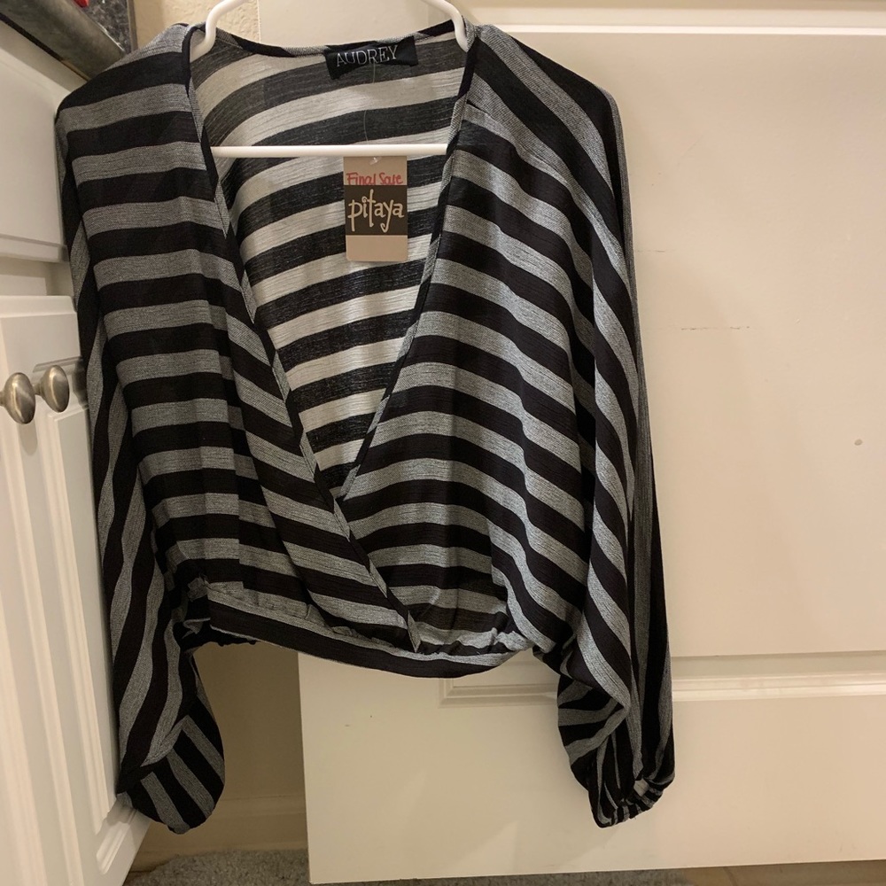 Crop top black and gray long sleeve